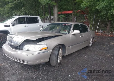 2003 Lincoln Town Car Signature из США, поврежденный, VIN 1LNHM82W43Y631388